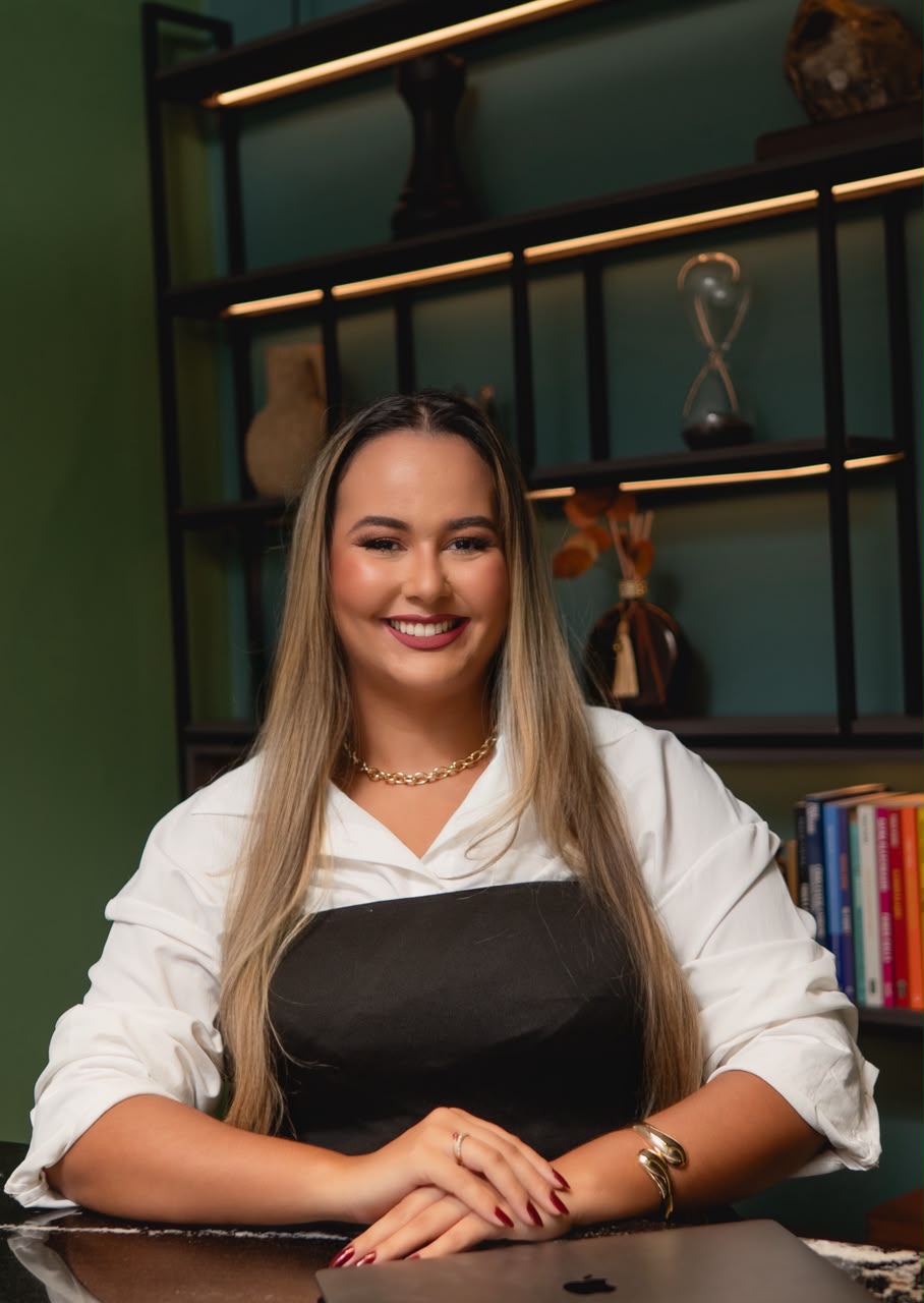 Advogada da Noel & Silva Advocacia em ambiente profissional
